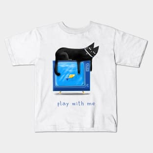 Cartoon black cat with a TV and a fish on the screen and the inscription "Play with me". Kids T-Shirt